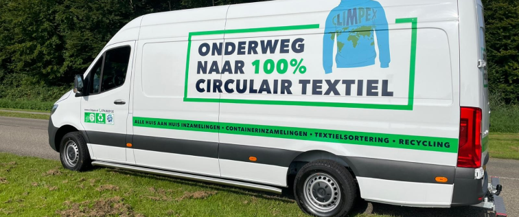 Busje van Climpex om het ingezamelde textiel op te halen